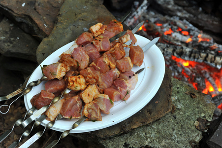 在准备好制作烧烤烤串原料肉