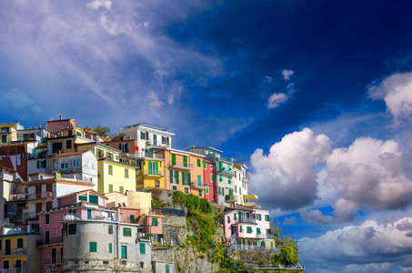 在春天的季节，意大利的五渔村美丽的颜色安老院