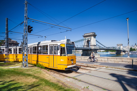 黄色电车上在布达佩斯多瑙河的河岸边