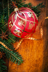 传统的圣诞装饰木制桌上