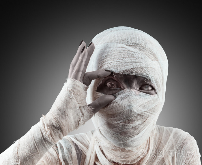 万圣节木乃伊看着你