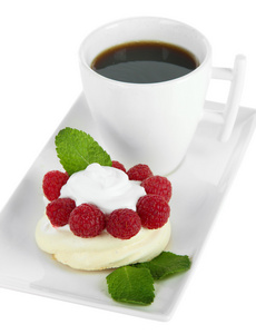 莓果和杯咖啡，白色上孤立的美味酥皮蛋糕