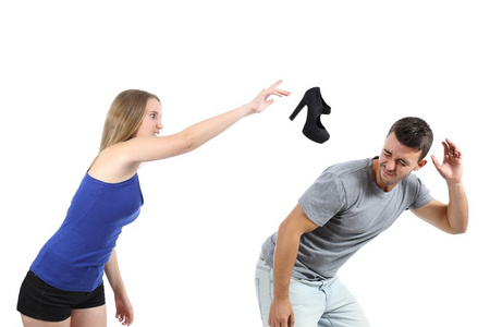 女人对一个男人扔脚跟鞋子