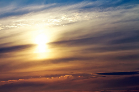 美丽的夕阳的天空与太阳。天空背景