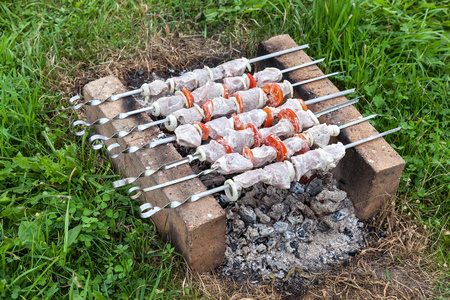 烤肉串肉串上的红砖的简易烤箱图片