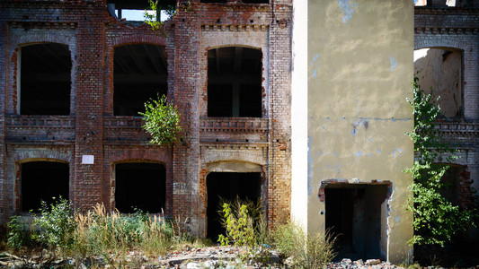混凝土墙中的工业窗口