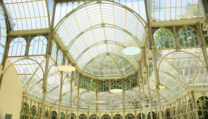 水晶宫殿的内部和外部视图