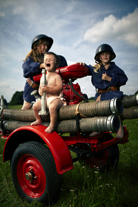孩子们和一辆消防车