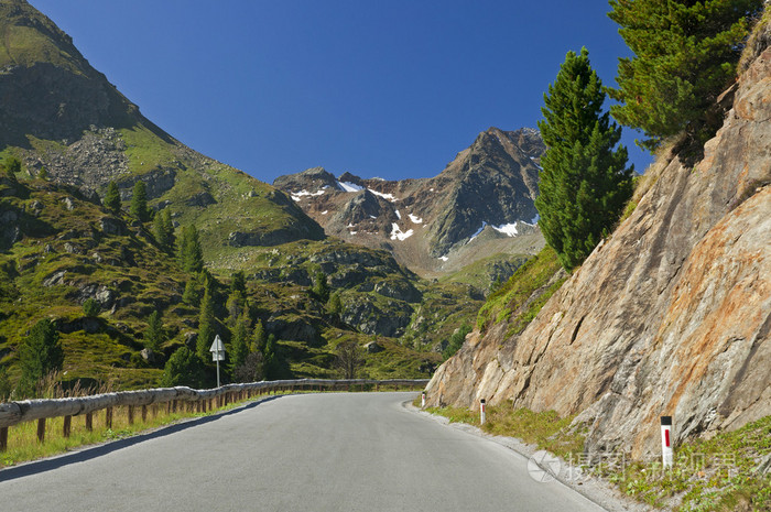 在阿尔卑斯山的路