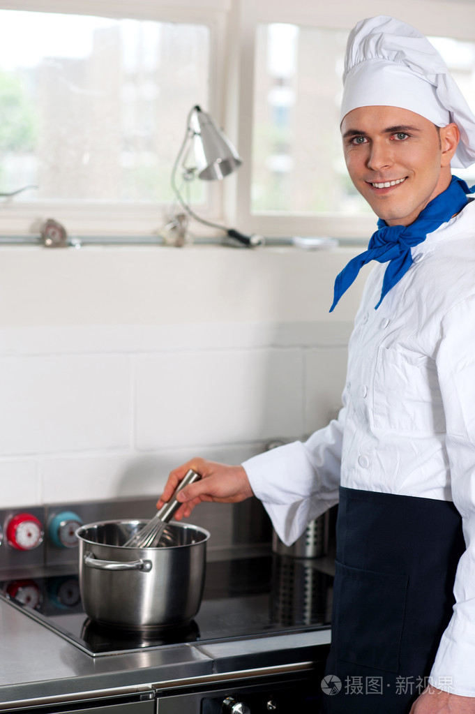 男厨师准备在厨房里的菜
