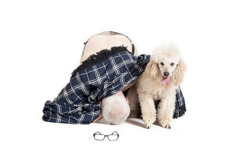 人躺在他的膝盖和他的狗