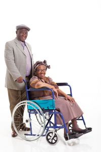 高级非洲男人推轮椅上的妻子