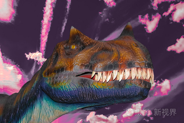 可怕的恐龙霸王龙在昏暗的天空中