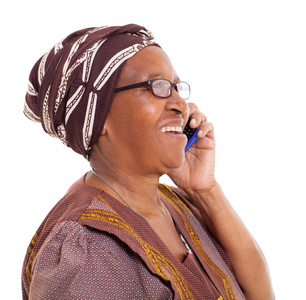 智能电话上谈了非洲老妇