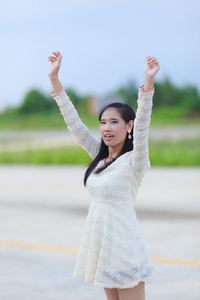 漂亮的亚洲女子享受自然草甸