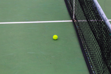 网球在法庭上关闭与在背景中网