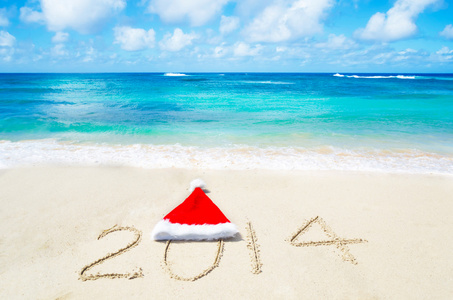 在沙滩上的圣诞帽子数 2014