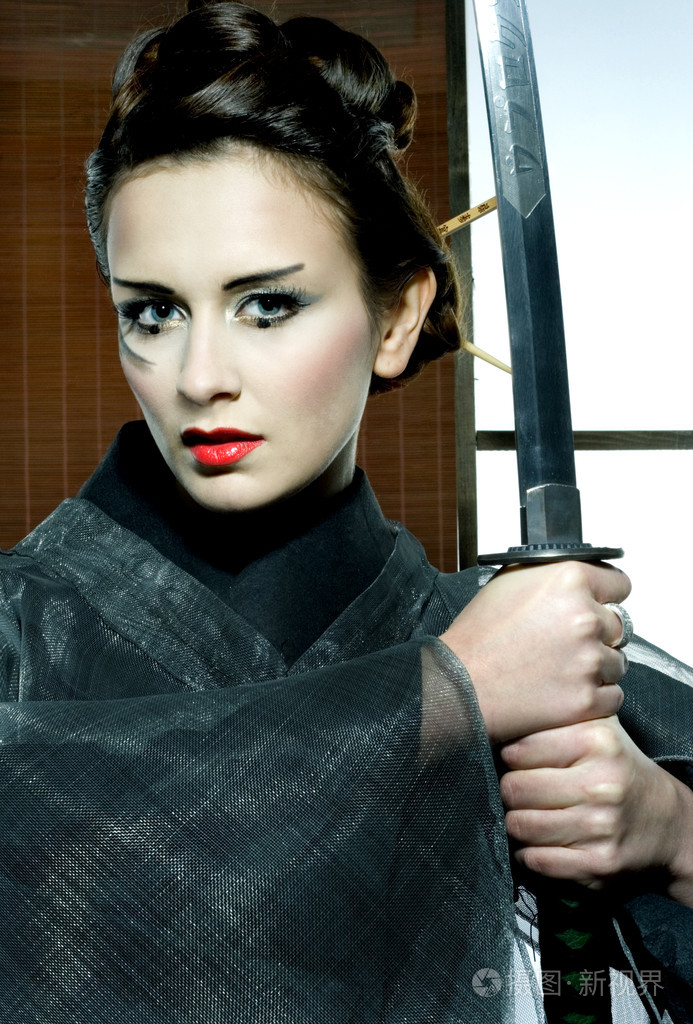 美丽的日本和服女人与日本武士刀