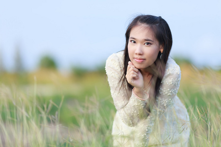 漂亮的亚洲女子享受自然草甸