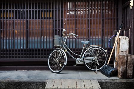 在日本的家门口的旧自行车