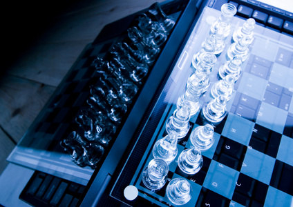 玻璃国际象棋与便携式计算机