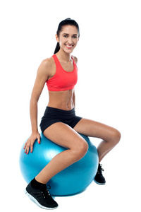 女人在健身房锻炼普拉提球