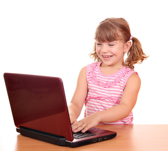 快乐小女孩玩玩的笔记本电脑
