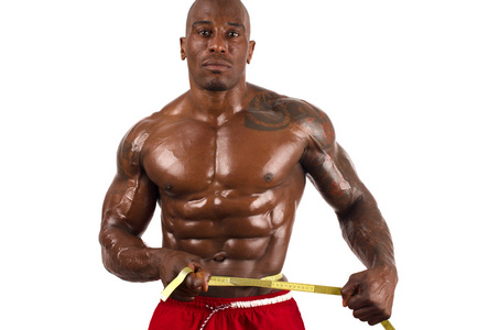 考虑他肌肉测量与一厘米的黑色健美运动员。完美的肌肉强壮的男人。在白色背景上孤立