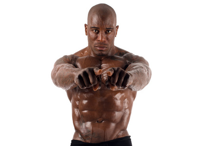 黑色健美指向你，问你要刻苦训练。完美的肌肉强壮的男人。在白色背景上孤立图片