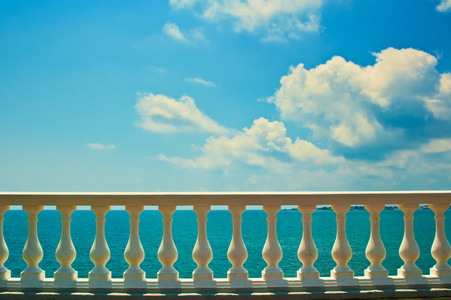 海边的楼梯栏杆照片