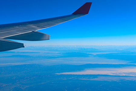 航空旅行在蓝蓝的天空图片