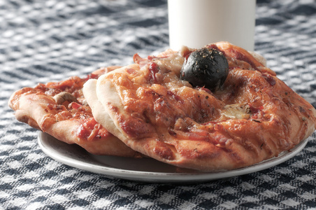 橄榄比萨的美味切片的照片