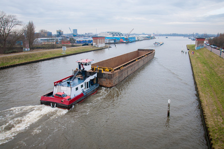 拖船在行动驳船照片