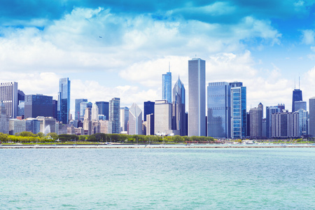 芝加哥与蓝色天空晴朗的蓝天