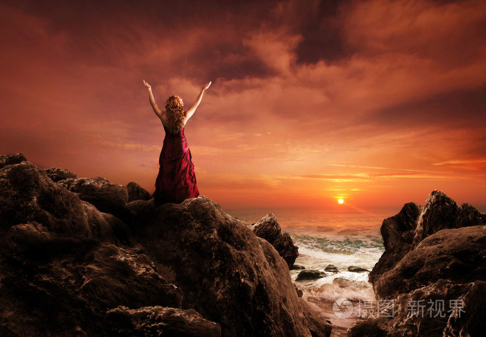 在山中称赞和崇拜的女人