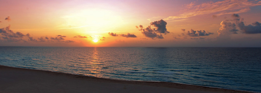 美丽的海滩夕阳与热带海洋水域