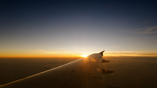 飞机旅行时间是日落