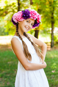 在绿色的花园中的可爱少女