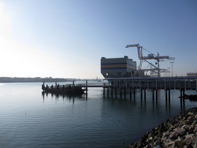 码头和货物船坐在奥克兰港口