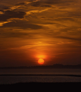 美丽的海滩夕阳与热带海洋水域