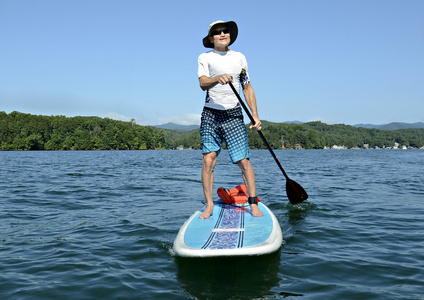 在 paddleboard 上的男人