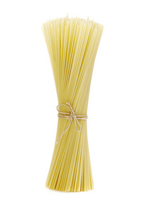 在白色背景上的绳子绑着的面食 spagetti