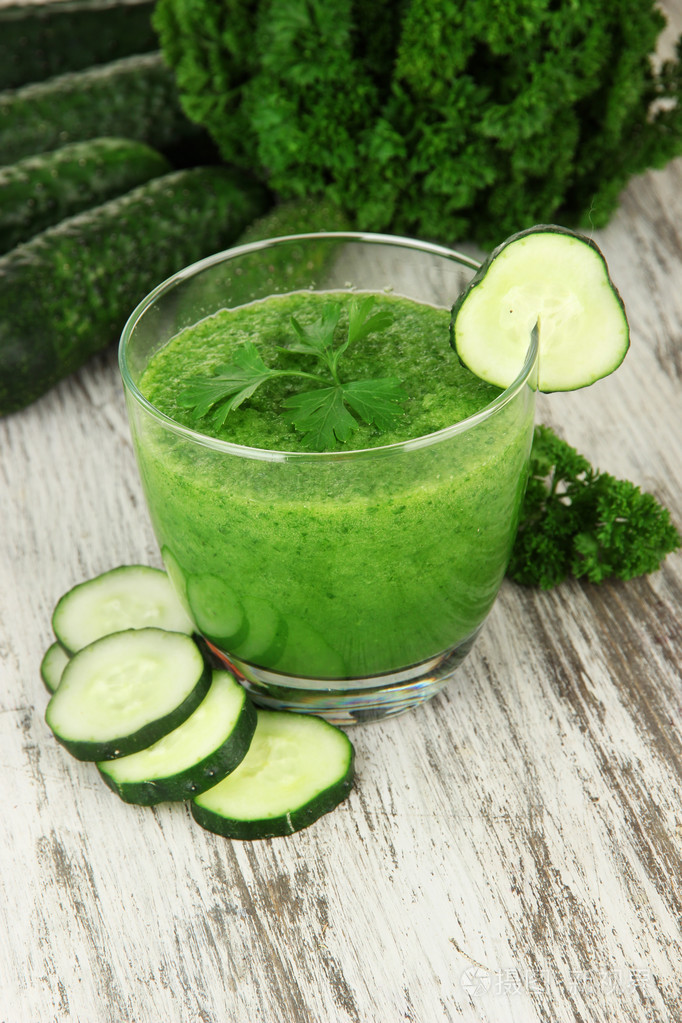 绿色蔬菜汁对表特写