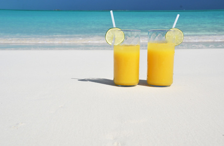 在海滩上的橙汁