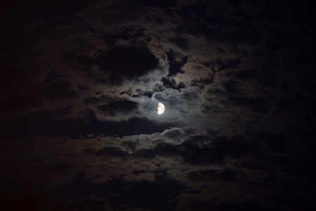 月光照亮云
