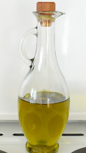 在一个玻璃瓶橄榄油
