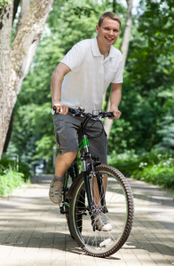 快乐的年轻人骑着自行车