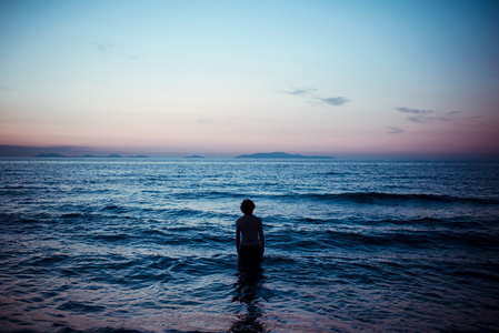 男子回海上日落时