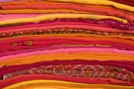 在印度当地市场布面料大堆照片