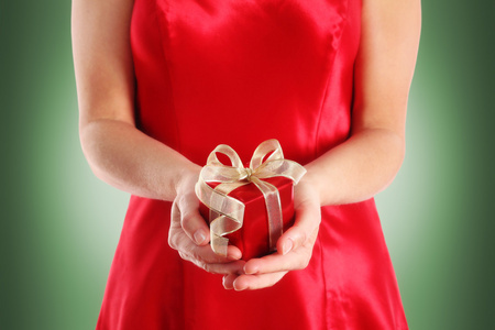 红色礼品盒在女人的手中